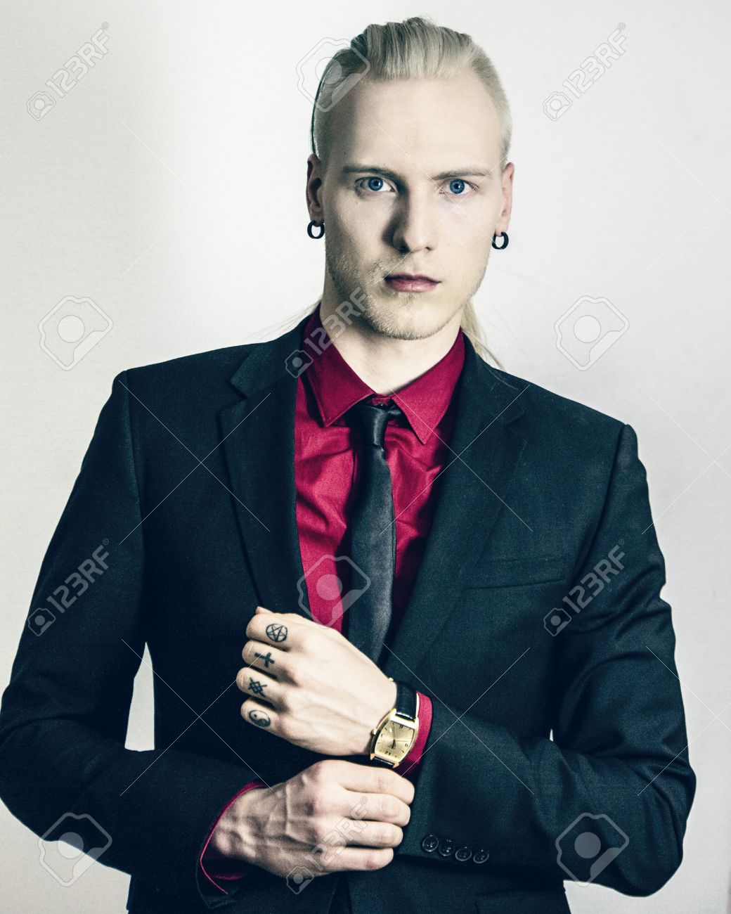 Cámara Hombre Elegante Con Camisa A Que Tatuajes MangaEl Negro Abotonarse Reloj Y Roja Oro Traje Mira Nudillos Un La Joven De fyb7vI6Yg