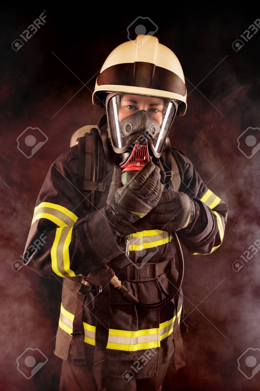 マスクと防護服の消防士 の写真素材 画像素材 Image