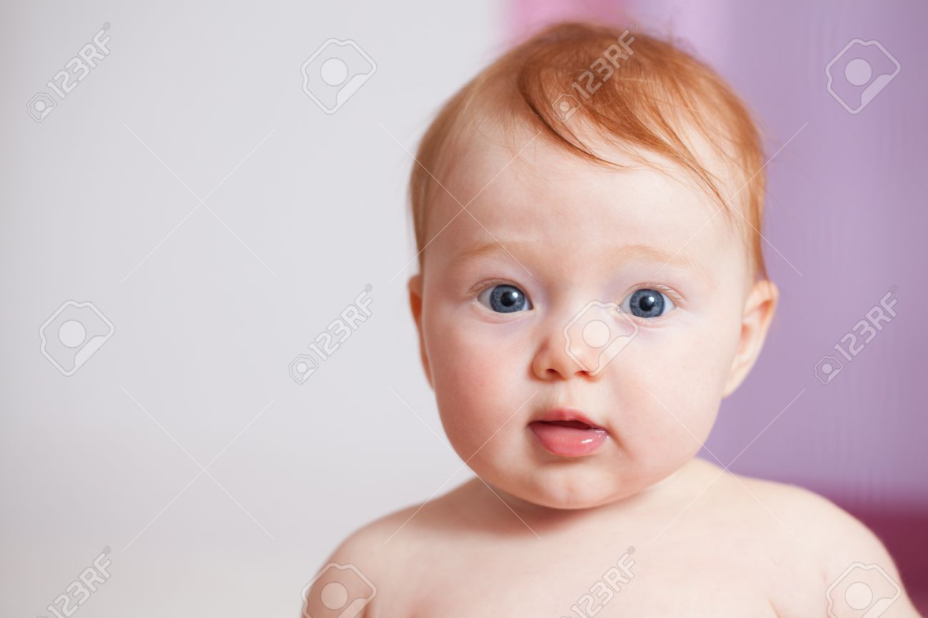 青い目と生姜髪のかわいい赤ちゃん の写真素材 画像素材 Image