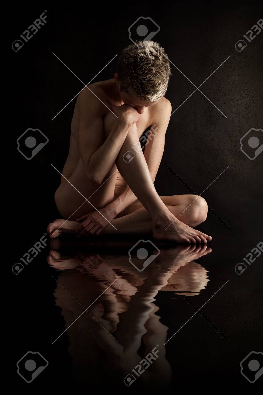 Artístico Cuerpo Femenino Desnudo En El Estudio Con La Reflexión Fotos,  retratos, imágenes y fotografía de archivo libres de derecho. Image 28043005