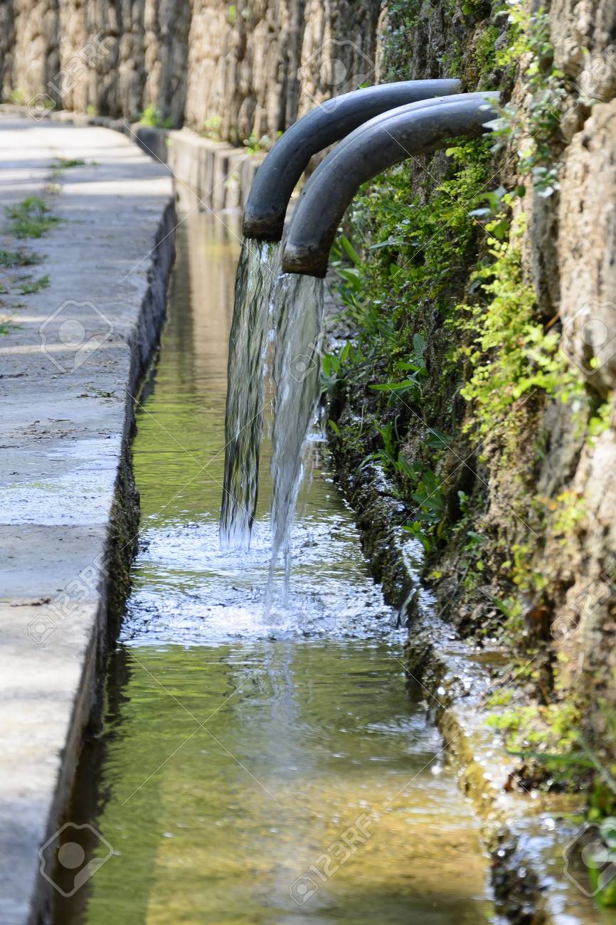 Castellon, España - 17 De Abril De 2017: Fuente De Agua Clara En El área Recreativa De Sargal, Viver, Castellon. Fotos, Retratos, Imágenes Y Fotografía De Archivo Libres De Derecho. Image 84964048.