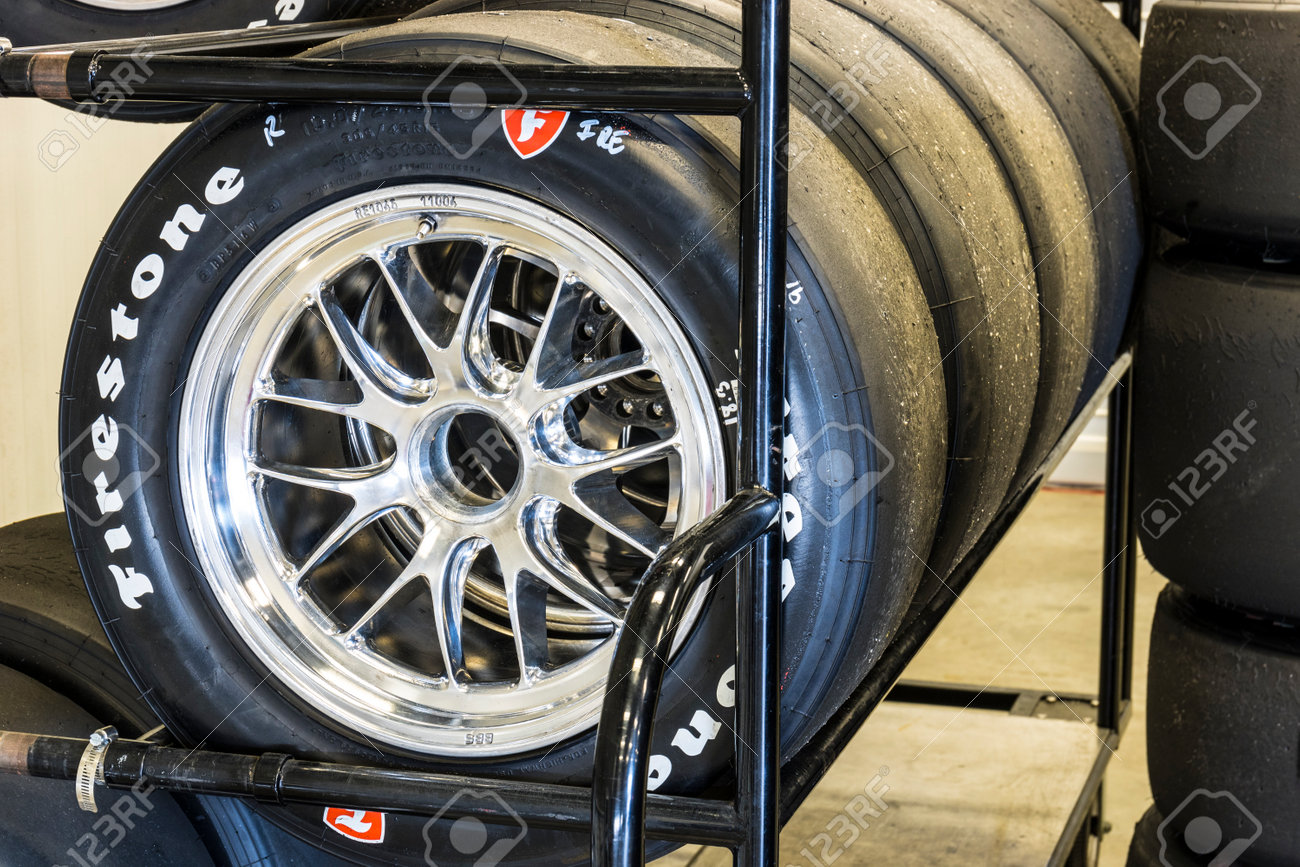 インディ アナポリス 17年 5 月年頃 セットのファイアストン レーシング タイヤ インディ 500 の Indycars インディ アナポリス モーター スピードウェイでの準備 の写真素材 画像素材 Image