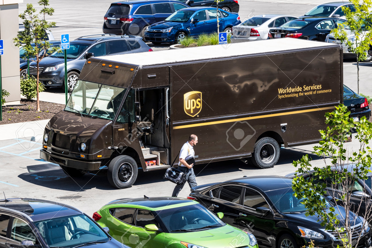 インディ アナポリス 17 年 6 月頃 ユナイテッド パーセル サービス配達用トラック Ups は世界最大のパッケージ配信会社 V です の写真素材 画像素材 Image