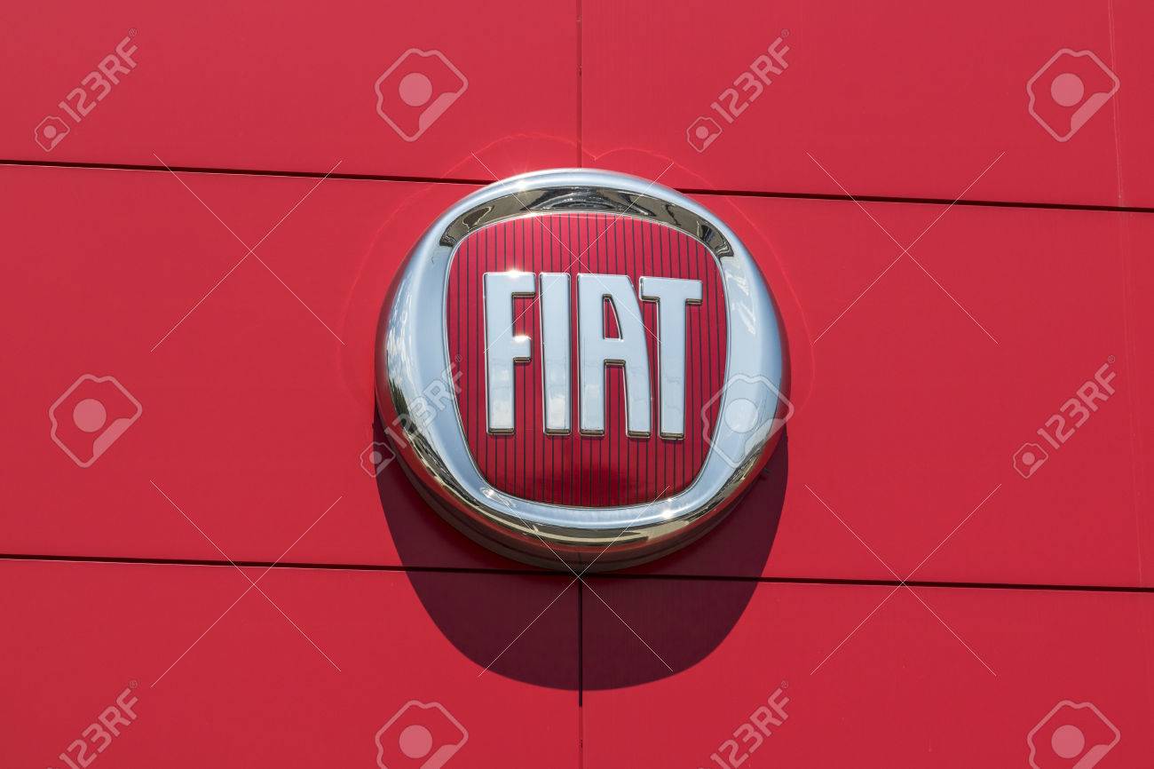 インディアナポリス 年頃8月 17 ローカルフィアットのディーラーのロゴと看板 フィアットは Fca の一部であり 500とアバルトの両方の車を販売しています の写真素材 画像素材 Image