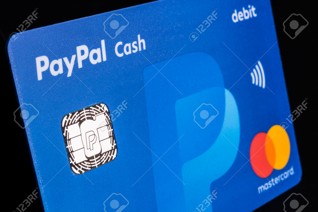 インディアナポリス-2018年7月頃：MasterCardのロゴが付いたPayPalデビットキャッシュカード。 PayPalは、オンラインおよびモバイル取引を可能にするデジタル決済プラットフォームを提供しますIIの写真素材・画像素材  Image 112290141