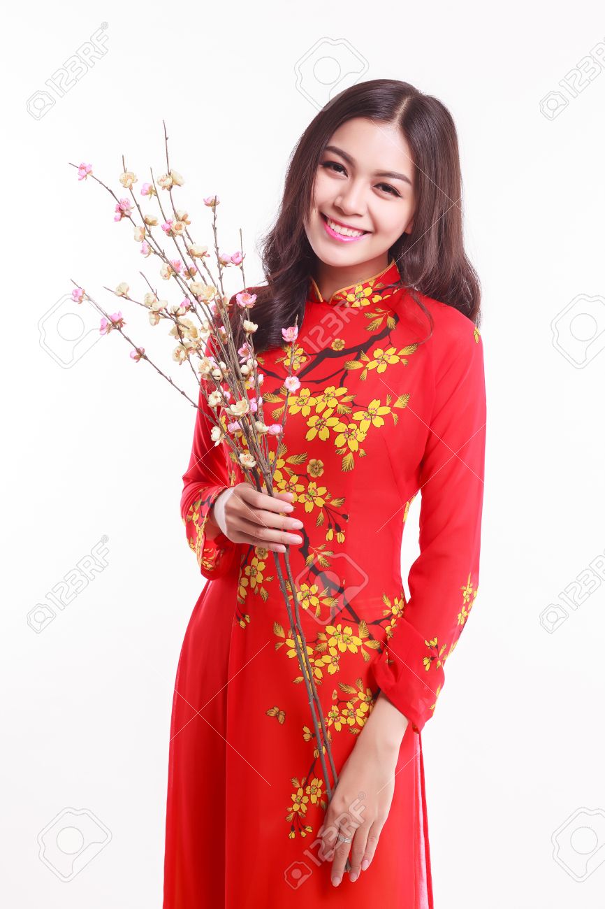 桜を押し赤いアオザイのベトナム美女白い背景の旧正月を祝う の写真素材 画像素材 Image