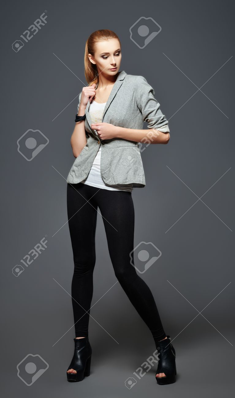 撮影スタジオ ファッション 美しい若い女性レギンス ジャケット シャツ の写真素材 画像素材 Image
