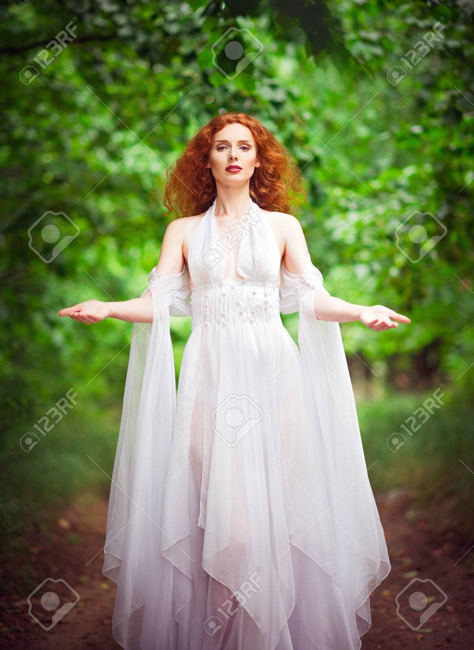 Forêt Dans Portant Belle Robe La Femme Rousse Blanche nwN08kZOPX