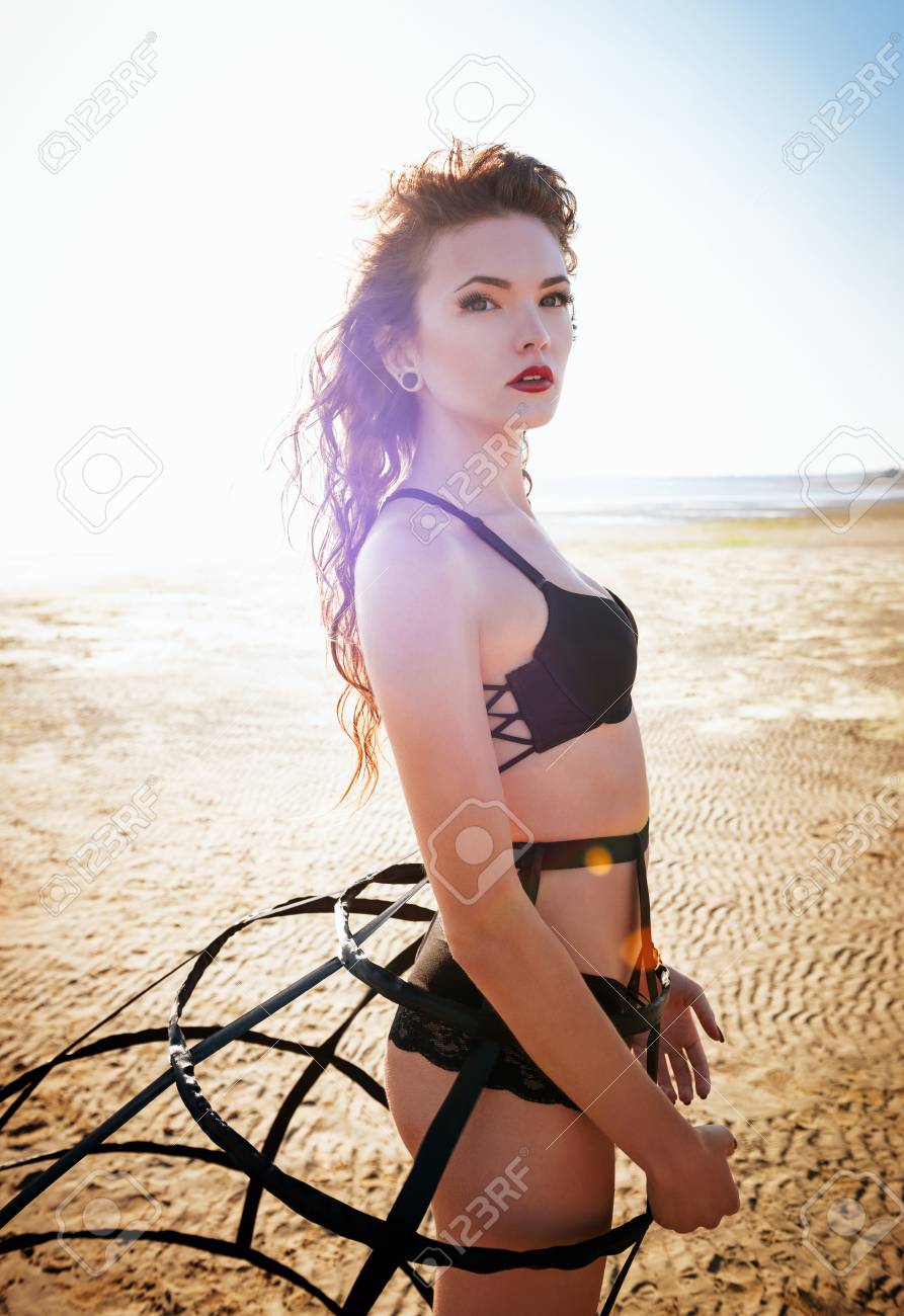 Extraña Moda: Joven Vestida Con Ropa Falda Esqueleto Se Encuentra En Playa Fotos, Retratos, Imágenes Y Fotografía De Archivo Libres De Derecho. Image 89549745.