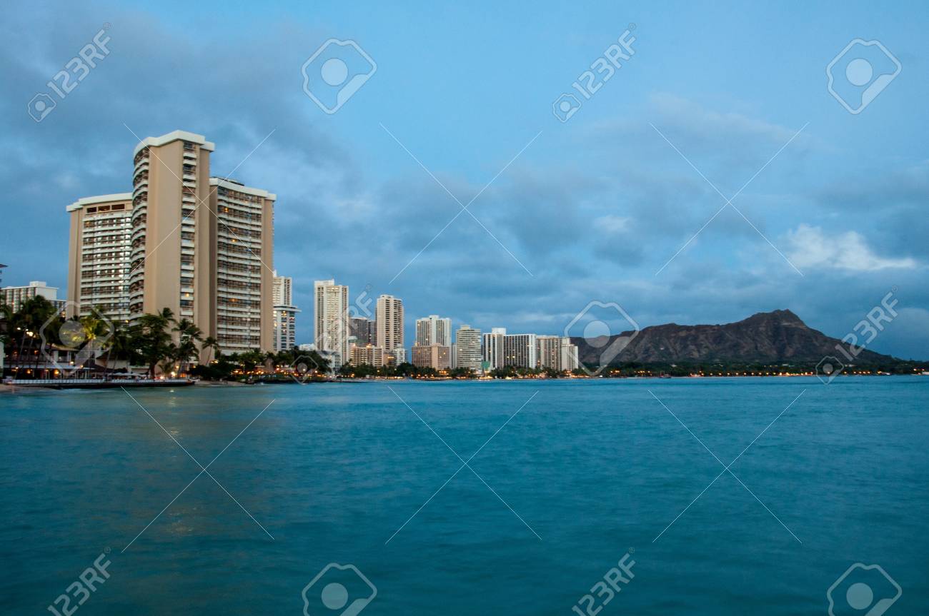有名なワイキキビーチ ハワイのオアフ島に夜 の写真素材 画像素材 Image 有名なワイキキビーチ ハワイのオアフ島に夜 の写真素材 画像素材 Image