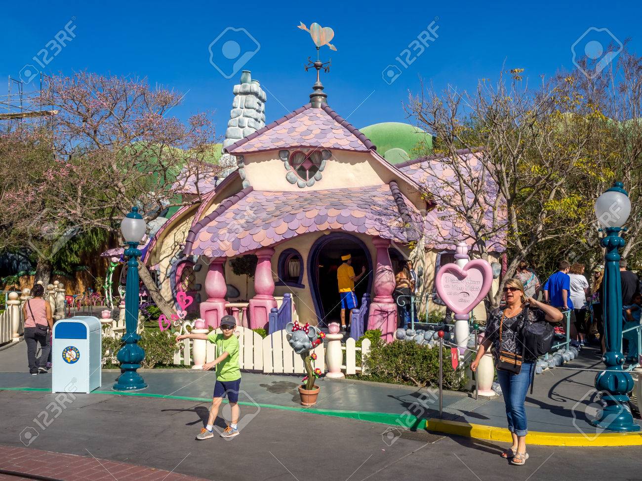 16 年 2 月 12 日にカリフォルニア州アナハイムにあるディズニーランドのトゥーンタウンでアナハイム カリフォルニア 2 月 12 日 ミニーの家 ディズニーランドは ウォルトディズニーの元テーマパークです の写真素材 画像素材 Image