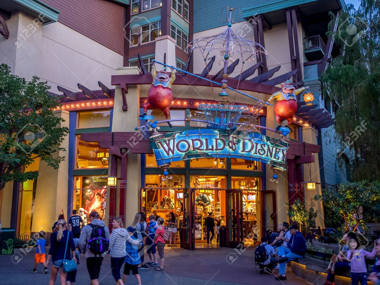 16 年 2 月 11 日にカリフォルニア州アナハイムでのディズニー ダウンタウンでアナハイム カリフォルニア 2 月 11 日 世界の ディズニー ストア ダウンタウン ディズニー ショッピングやエンターテインメント地区は ディズニーランド リゾートにあります 16 年 2 月 11 日にカリフォルニア州アナハイムでのディズニー ダウンタウンでアナハイム カリフォルニア 2 月 11 日 世界の ディズニー ストア ダウンタウン ディズニー ショッピングやエンターテインメント地区は ディズニーランド リゾートにあります