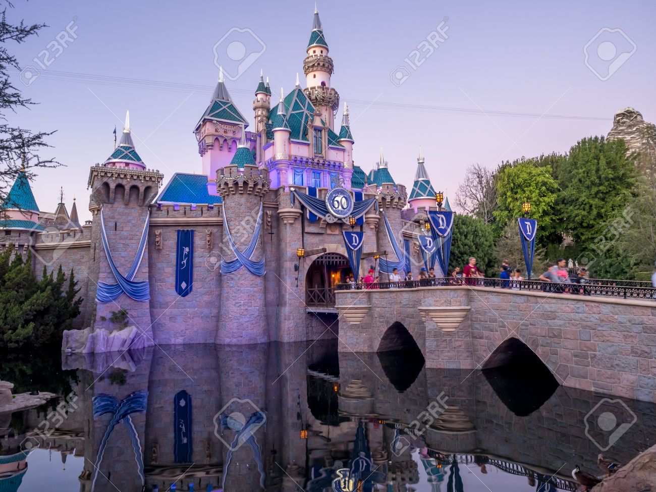 アナハイム カリフォルニア 2 月 15 日 の睡眠美容城 16 年 2 月 15 日の夜 カリフォルニア 州アナハイムでディズニーランドでディズニーランド ディズニーランドは ウォルトディズニーの元テーマパークです の写真素材 画像素材 Image アナハイム カリフォルニア 2 月 15 日 の睡眠美容城 16 年 2 月 15 日の夜 カリフォルニア 州アナハイムでディズニーランドでディズニーランド ディズニーランドは ウォルトディズニーの元テーマパークです の写真素材 画像素材 Image
