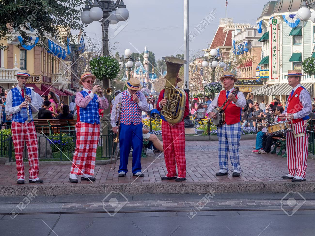 アナハイム カリフォルニア 2 月 14 日 16 年 2 月 14 日にアナハイム カリフォルニア州のディズニーランドのメインストリート Usa の 6 ピースバンド ディズニーランドは ウォルトディズニーの元テーマパーク の写真素材 画像素材 Image