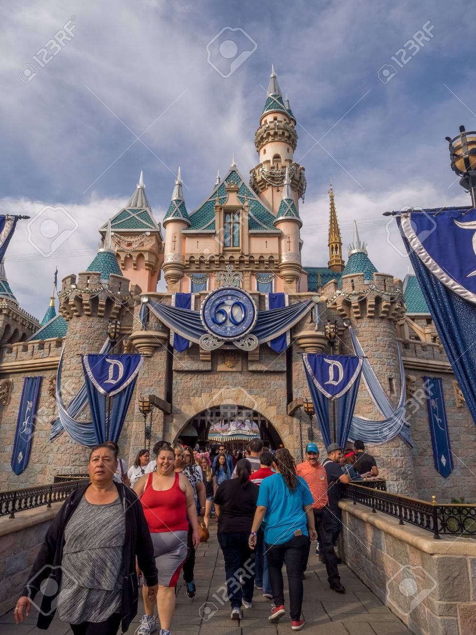 16 年 2 月 14 日にカリフォルニア州アナハイムでのディズニーランド アナハイム カリフォルニア 2 月 14 日 眠れる森の美女の城 ディズニーランドは ウォルトディズニーの元テーマパークです の写真素材 画像素材 Image 16 年 2 月 14 日にカリフォルニア州アナハイムでのディズニーランド アナハイム カリフォルニア 2 月 14 日 眠れる森の美女の城 ディズニーランドは ウォルトディズニーの元テーマパークです の写真素材 画像素材 Image