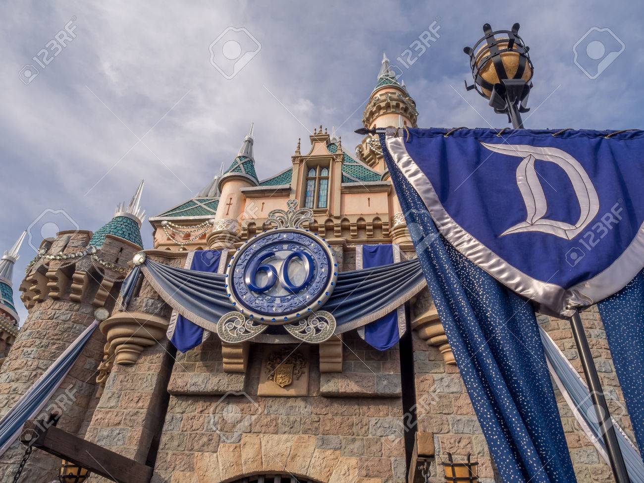 16 年 2 月 14 日にカリフォルニア州アナハイムでのディズニーランド アナハイム カリフォルニア 2 月 14 日 眠れる森の美女の城 ディズニーランドは ウォルトディズニーの元テーマパークです の写真素材 画像素材 Image