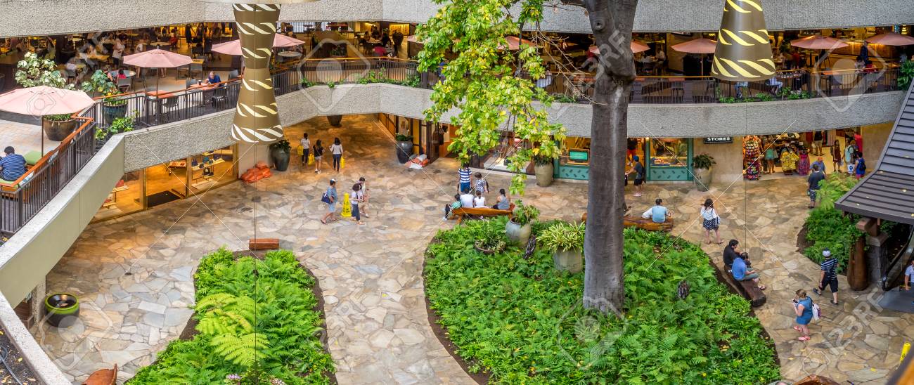 ホノルル ハワイ 8 月 6 日 ガーデン コートヤード ビュー改装されたロイヤル ハワイアン ショッピング センター 16 年 8 月 6 日にホノルルで ワイキキの観光客では 多くのショップやレストランをお楽しみください の写真素材 画像素材 Image