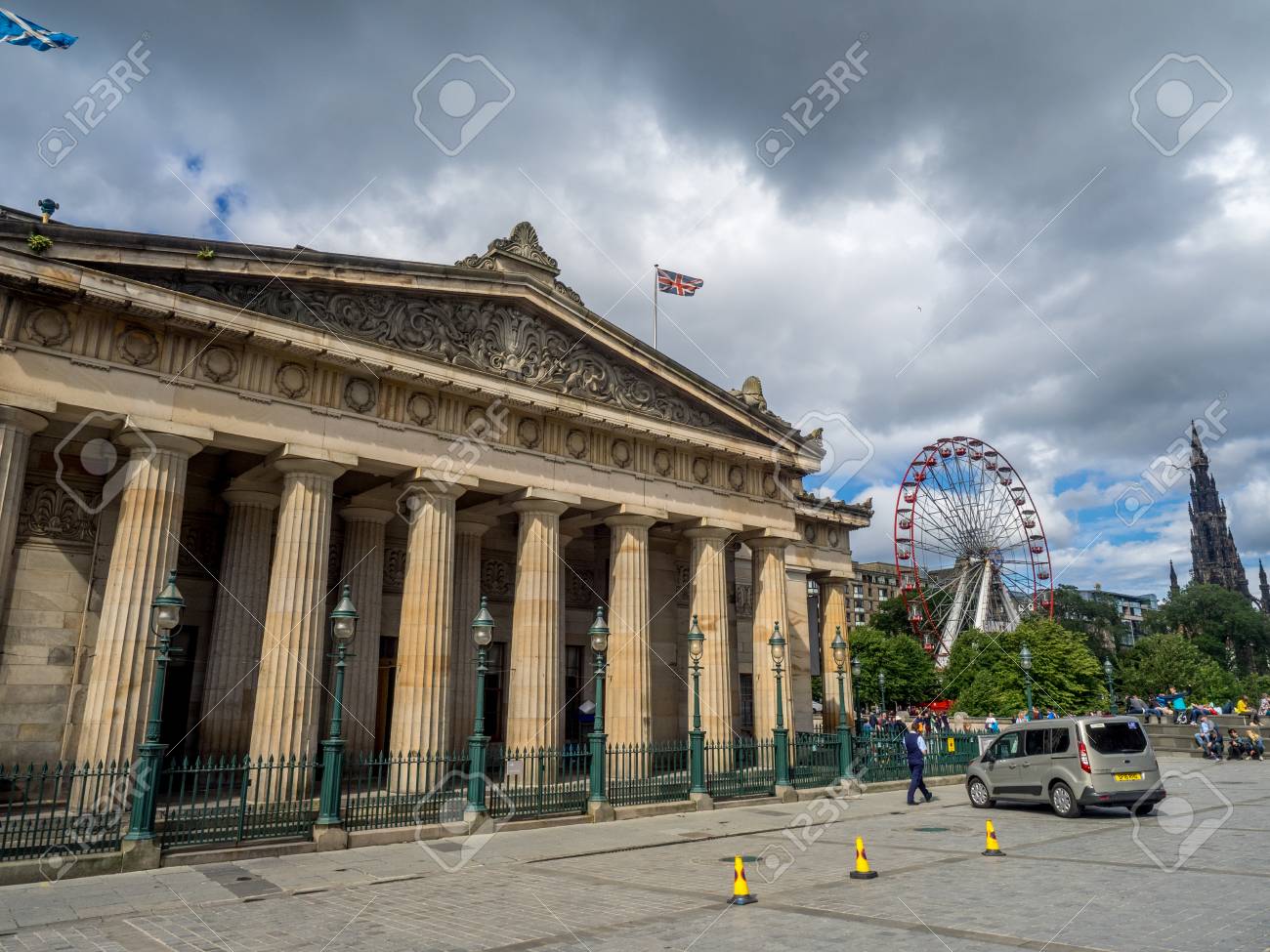 エジンバラ スコットランド 7 月 26 日 外 スコットランド国立美術館 エディンバラのスコットランドで 17 年 7 月 26 日のマウンド スコットランド国立美術館はヨーロッパの芸術の重要な中心地です の写真素材 画像素材 Image