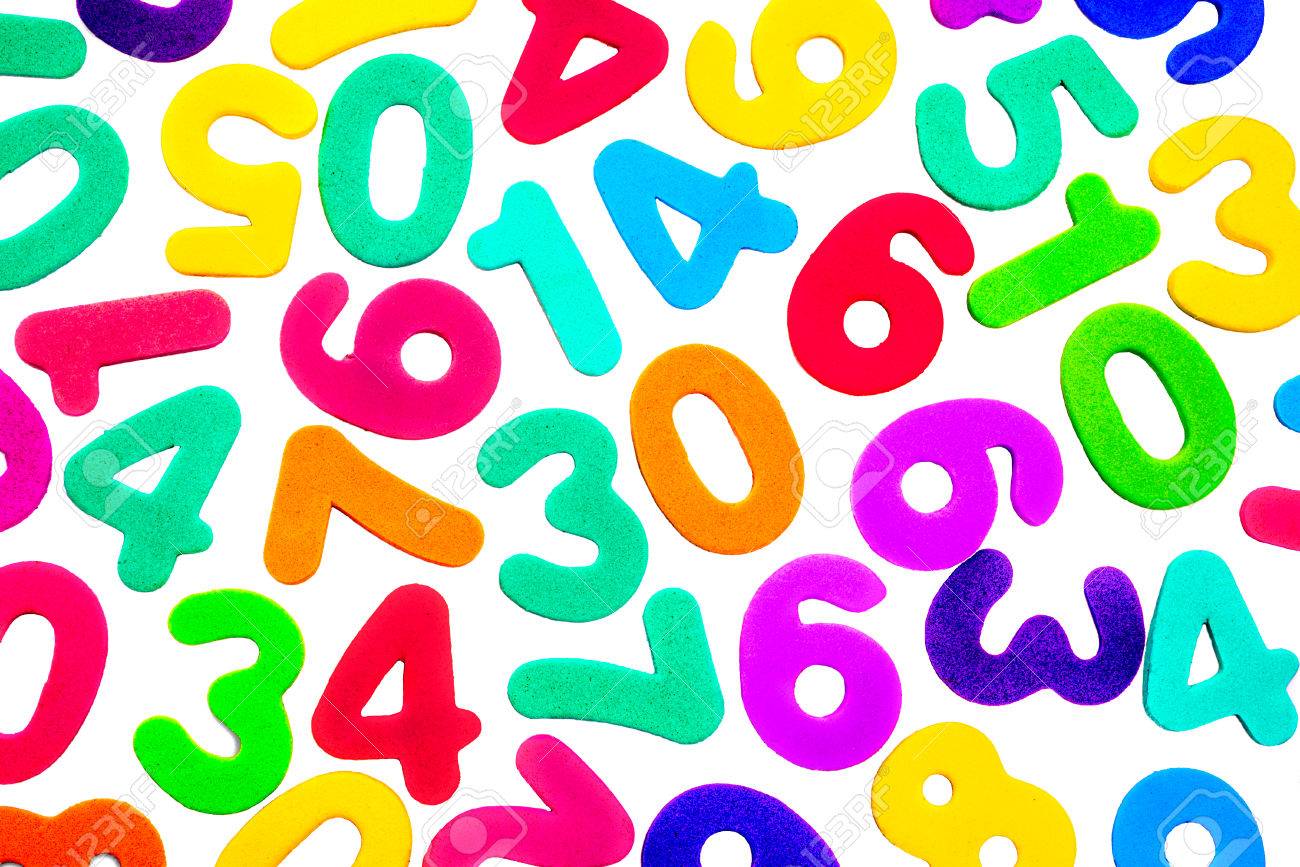 0 から 9、明るい色、白い背景の上の別の 1 桁の数字の組み合わせ。 の