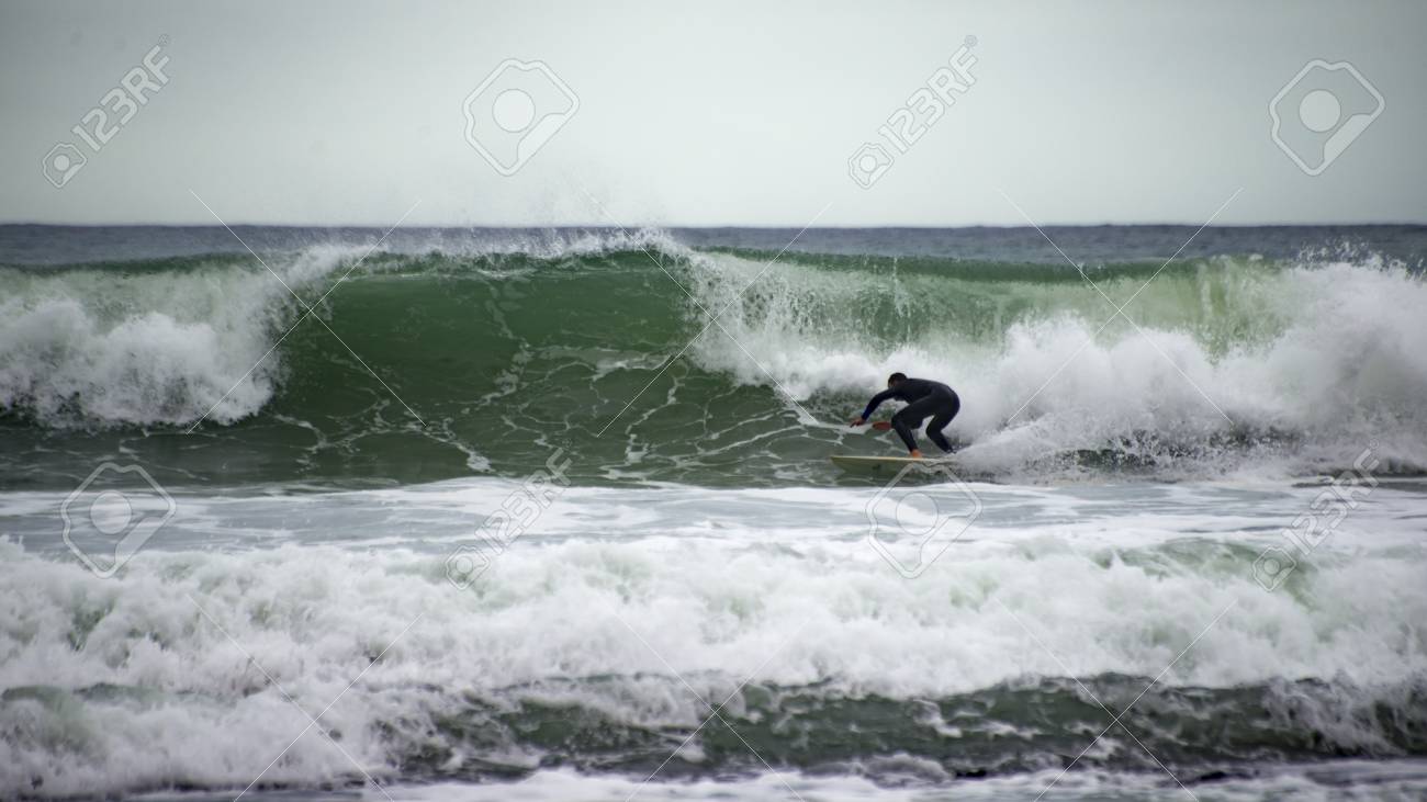 Ein Surfer Fangt In Jeffrey S Bay In Sudafrika Eine Welle Ein Lizenzfreie Fotos Bilder Und Stock Fotografie Image
