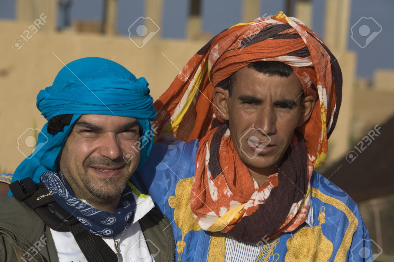 メルズーガ モロッコ 10 月 21 日ターバン ヘッドとサハラ砂漠のベルベル人の肖像画男性上衣は 11 年 10 月 21 日に風が吹いて モロッコのメルズーガ の写真素材 画像素材 Image