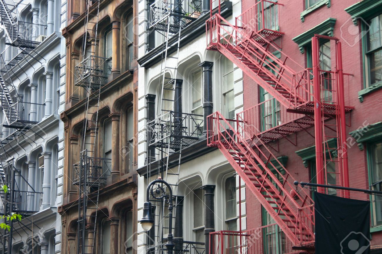 Vier Bunte Blau Braun Weiss Und Rot Wohnung Haus Fassaden Mit Not Entkommt Typische New York City Vermietung Komplexe Mit Feuertreppen Neben Den Fenstern Lizenzfreie Fotos Bilder Und Stock Fotografie Image 26179424