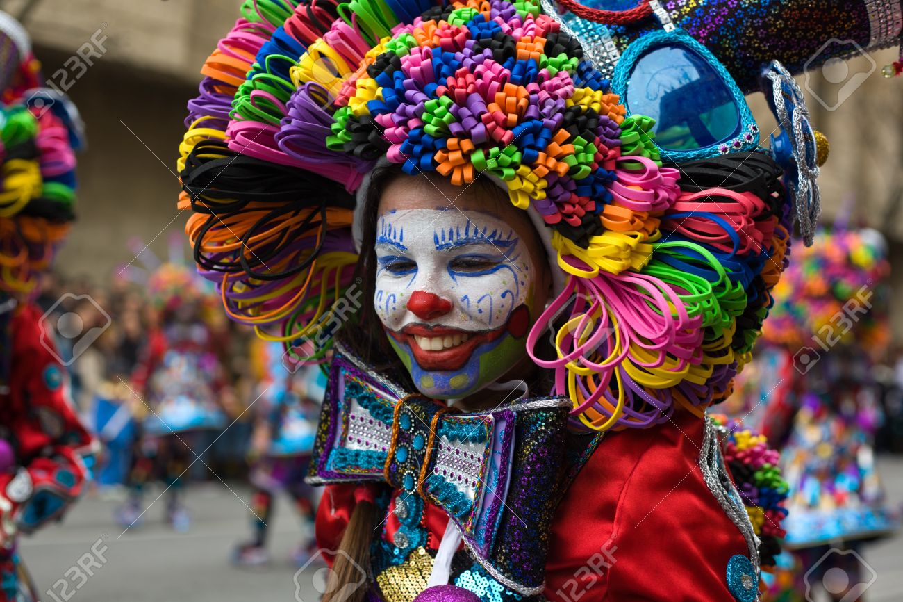 26434657-badajoz-spain-march-2-performers-dressed-up-like-clowns-take-part-in-the-carnival-parade-of-comparsa.jpg