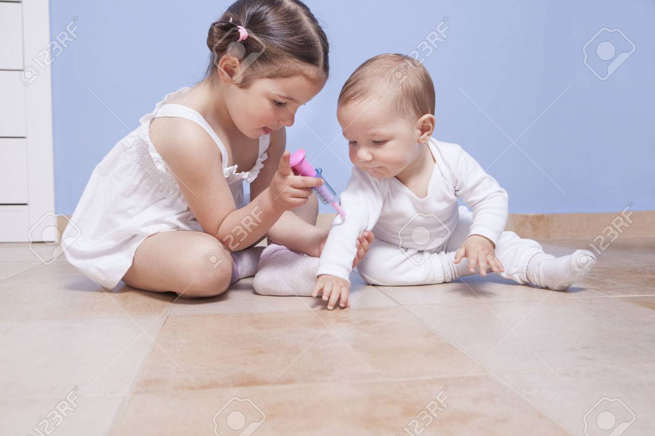 医者を遊んでスポイト赤ちゃん幼児の兄と妹 の写真素材 画像素材 Image