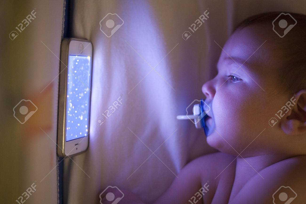 12 Mois Bebe Regarder Une Berceuse Des Dessins Animes Avec Un Telephone Mobile Sur Le Berceau Banque D Images Et Photos Libres De Droits Image 12 Mois Bebe Regarder Une Berceuse Des Dessins Animes Avec Un Telephone Mobile Sur Le Berceau Banque D Images Et Photos Libres De Droits Image