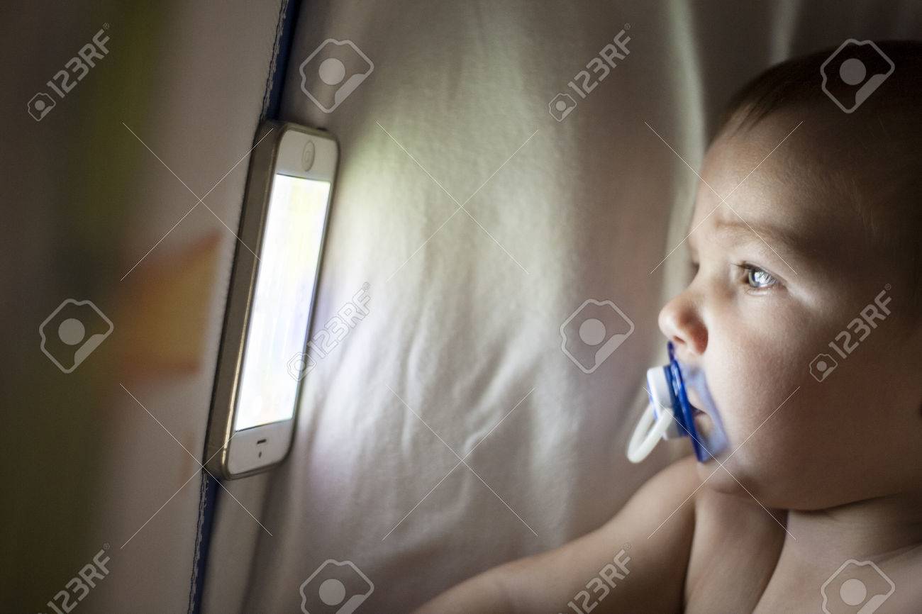 12 Mois Bebe Regarder Une Berceuse Des Dessins Animes Avec Un Telephone Mobile Sur Le Berceau Banque D Images Et Photos Libres De Droits Image 12 Mois Bebe Regarder Une Berceuse Des Dessins Animes Avec Un Telephone Mobile Sur Le Berceau Banque D Images Et Photos Libres De Droits Image