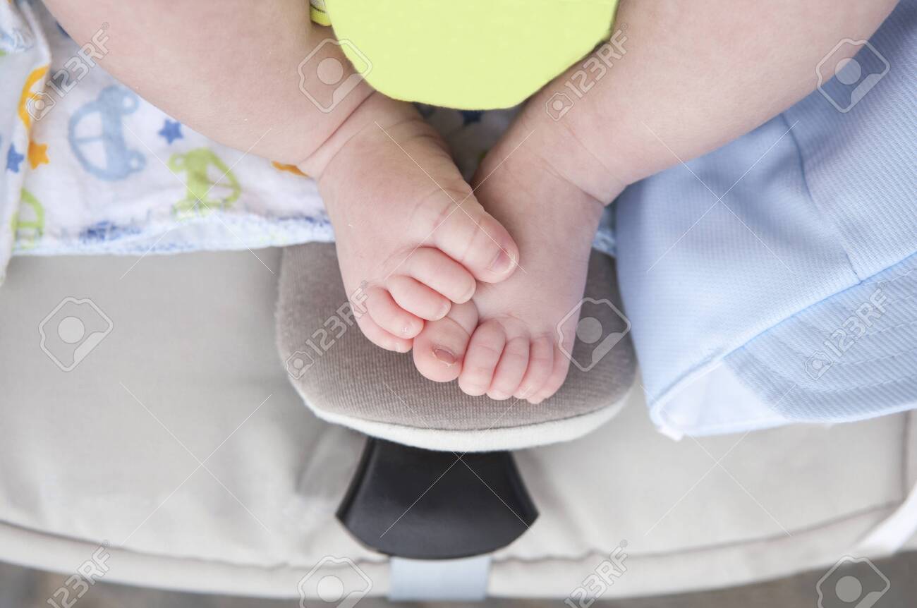 newborn feet size