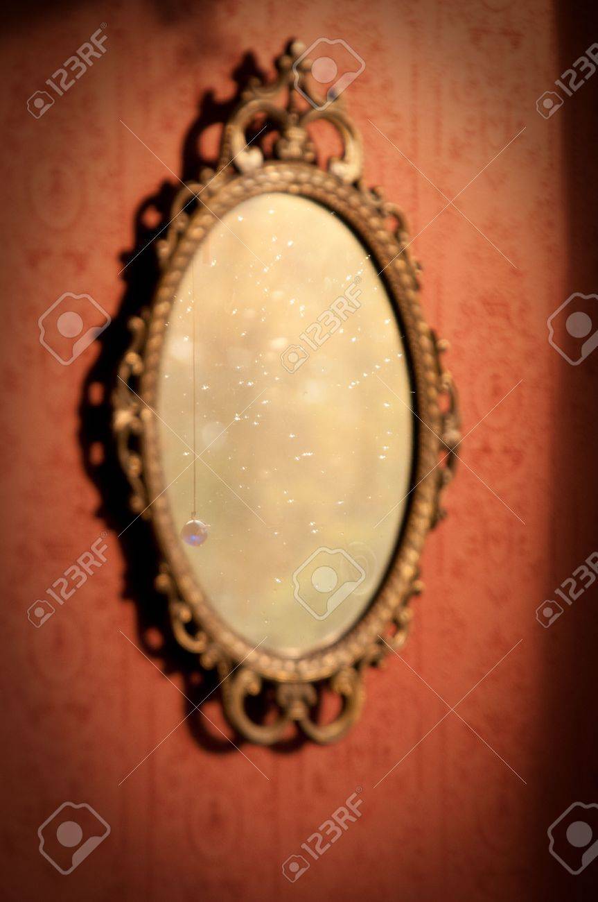 夢のような雰囲気の中で魔法の鏡きらめく雨滴 の写真素材 画像素材 Image