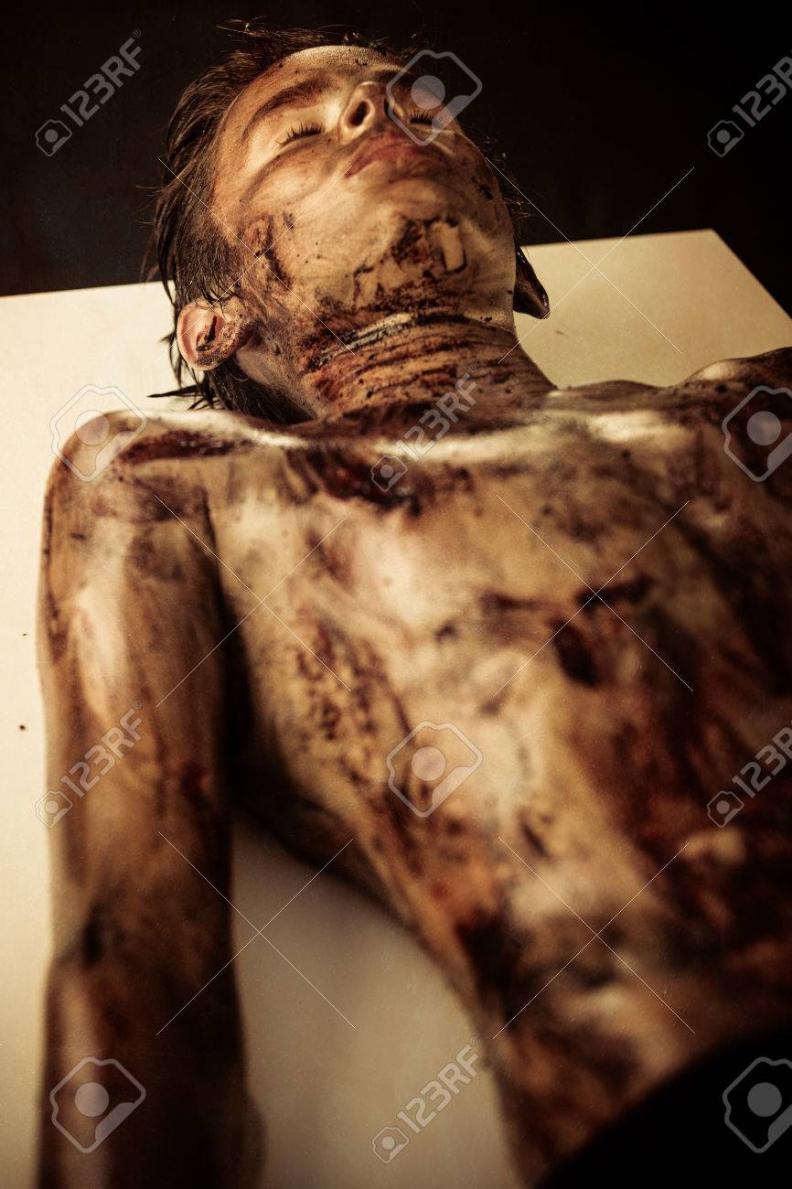 裸　死体　解剖 