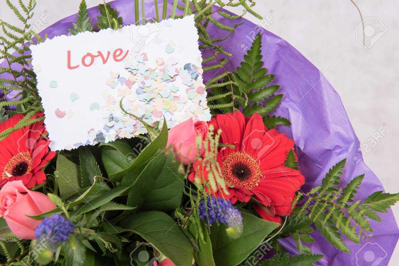 Bouquet De Fleurs Avec Une Carte Amour