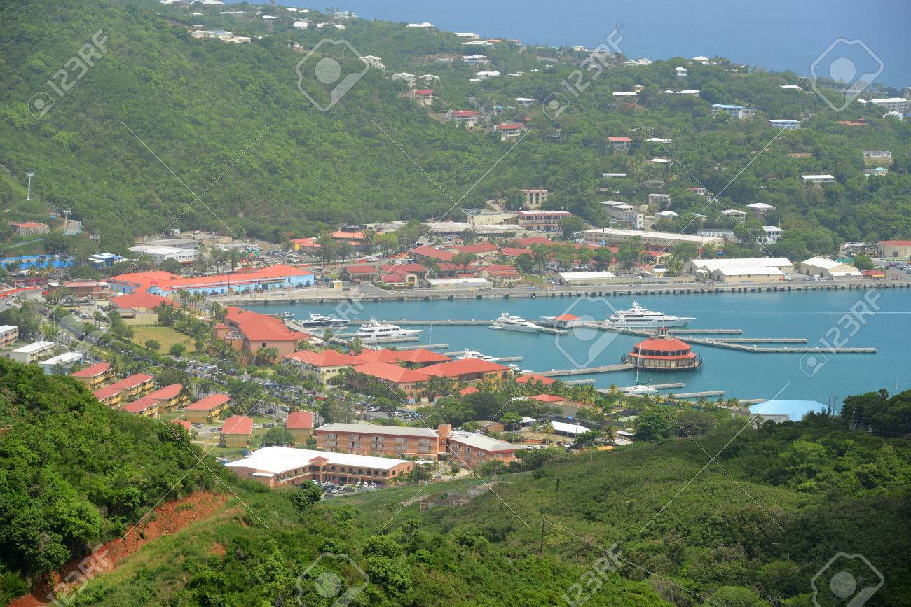 ヘーブン サイト ショッピング モールとロング ベイ シャーロットアマリエ セント トーマス島 米領バージン諸島での空撮 ヘーブン サイトは セント トーマス島の港クルーズ ターミナルです の写真素材 画像素材 Image