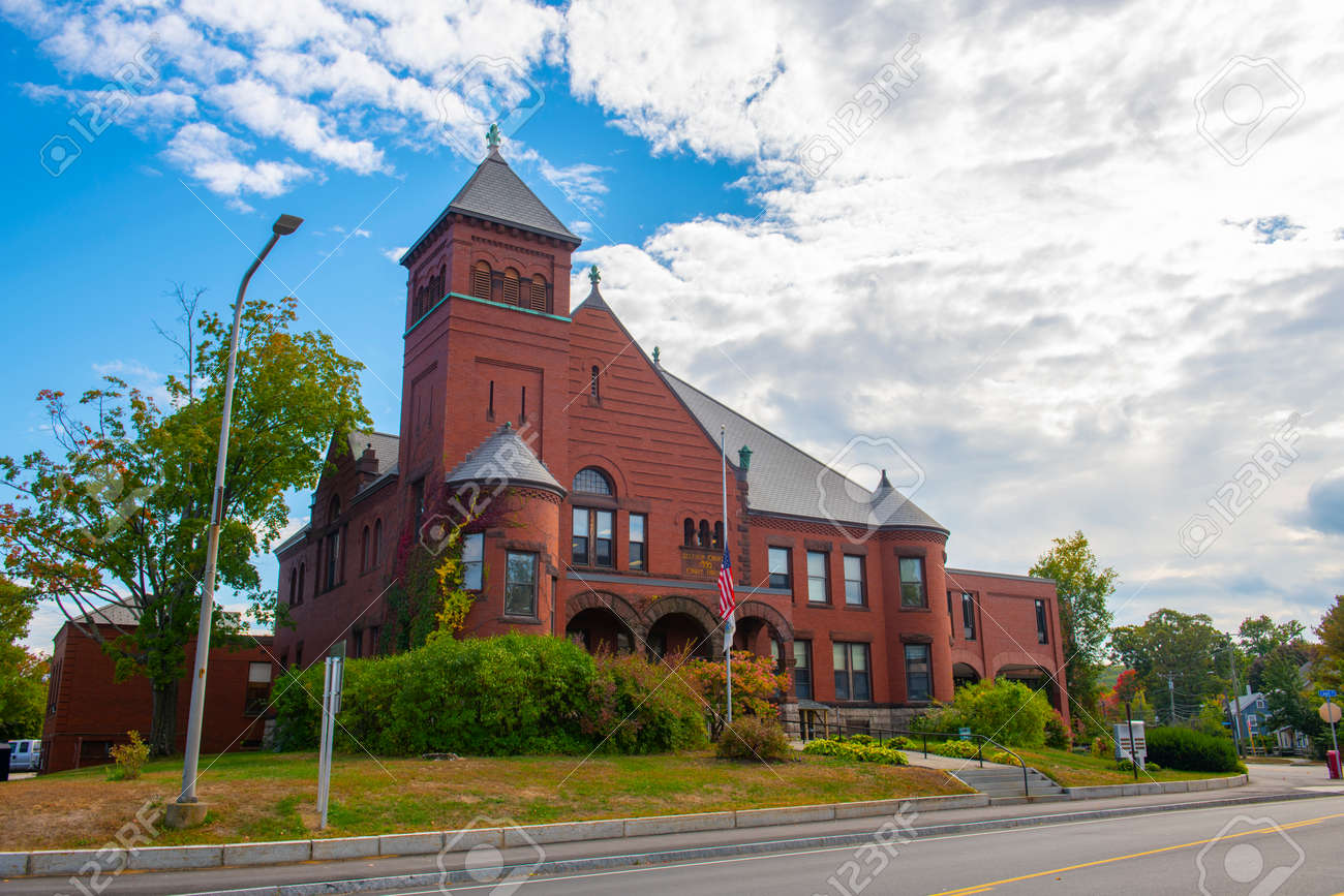 米国ニューハンプシャー州ラコニアのダウンタウンにある64コートストリートにあるベルナップ郡庁舎。の写真素材・画像素材 Image 172092966
