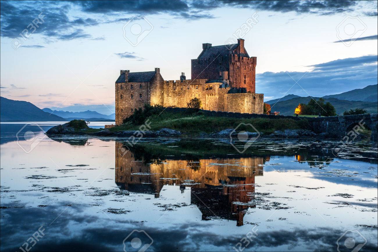 夜 スコットランド水に対するアイリーンドナン城 の写真素材 画像素材 Image
