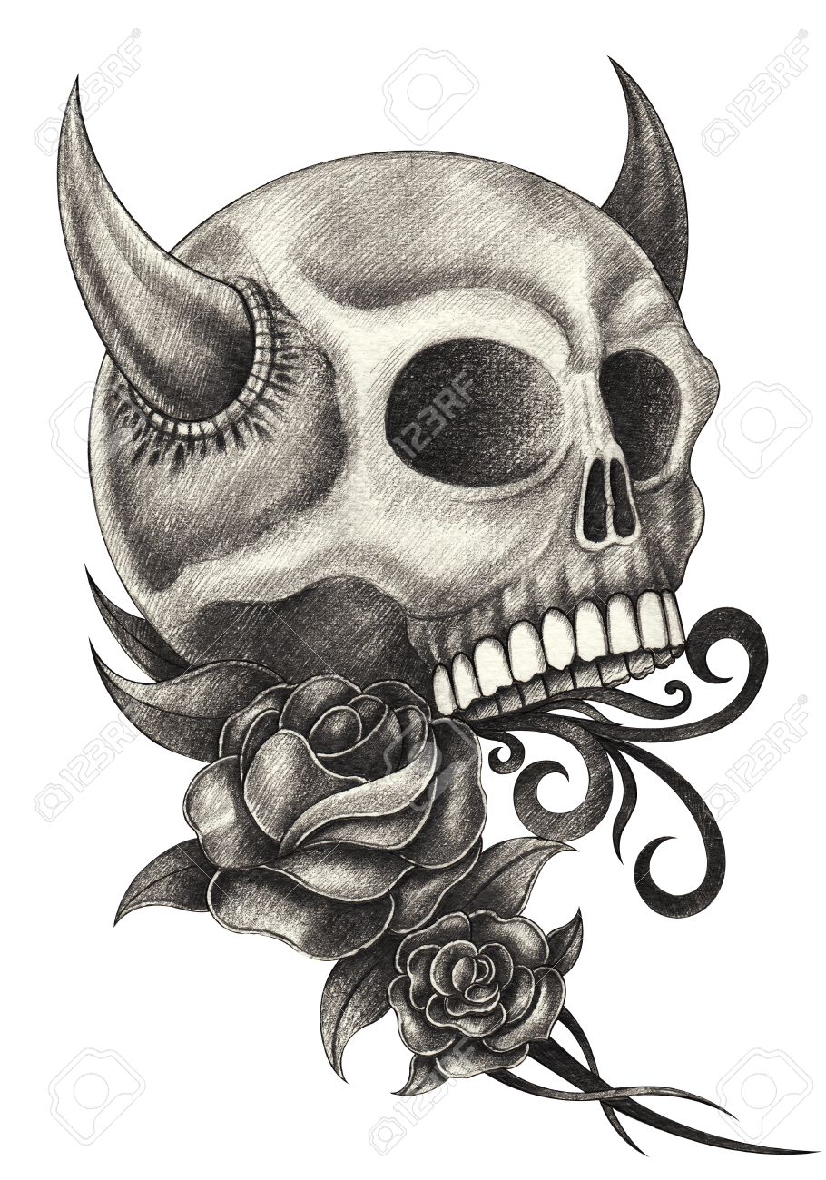 Cráneo Diablo Dibujo De Lápiz Del Tatuaje Mano En Papel Fotos
