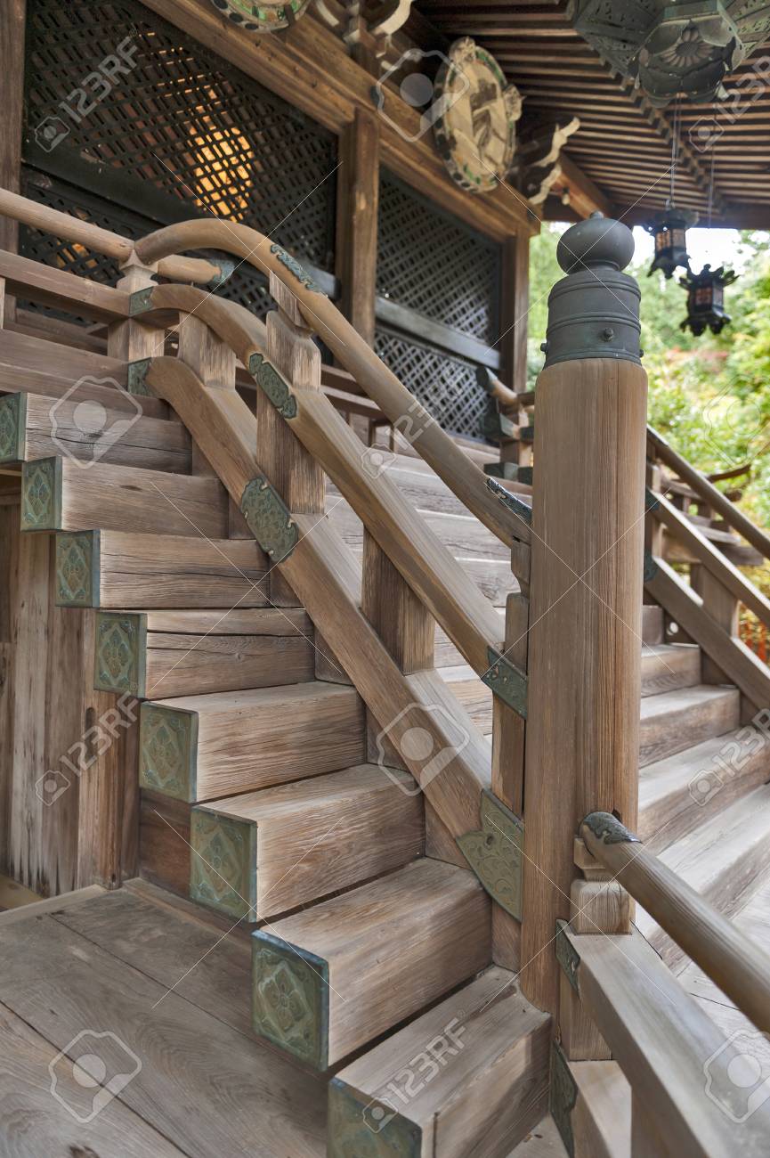 神社の木製階段の日本古典建築の写真素材・画像素材 Image 74678469
