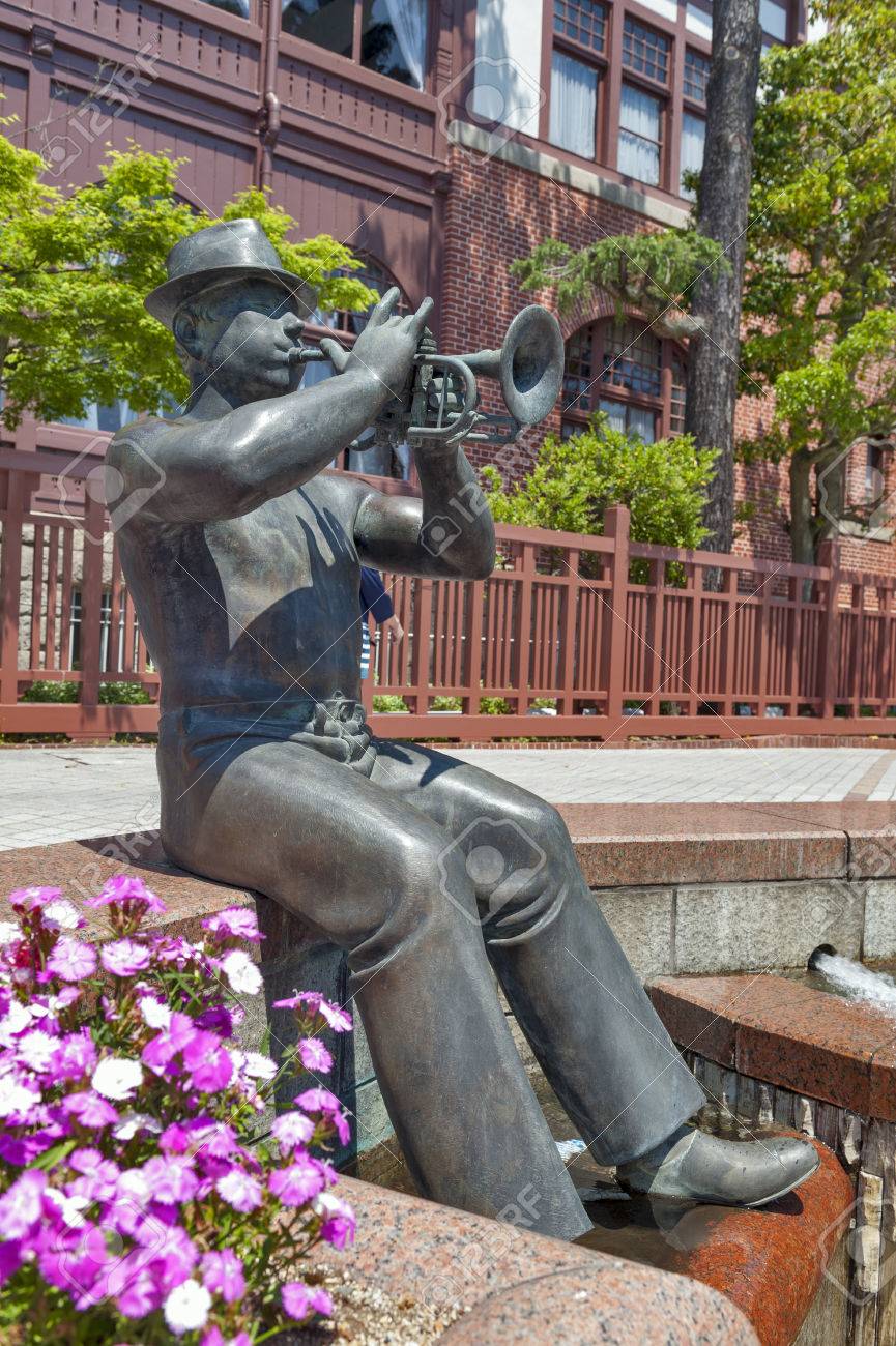 고베, 일본 -4 월 2016 : 고베, 일본 Kitano 지구의 역사적인 영역에서 Weathercock 집 앞에 트럼펫 플레이어의  동상 로열티 무료 사진, 그림, 이미지 그리고 스톡포토그래피. Image 77863916