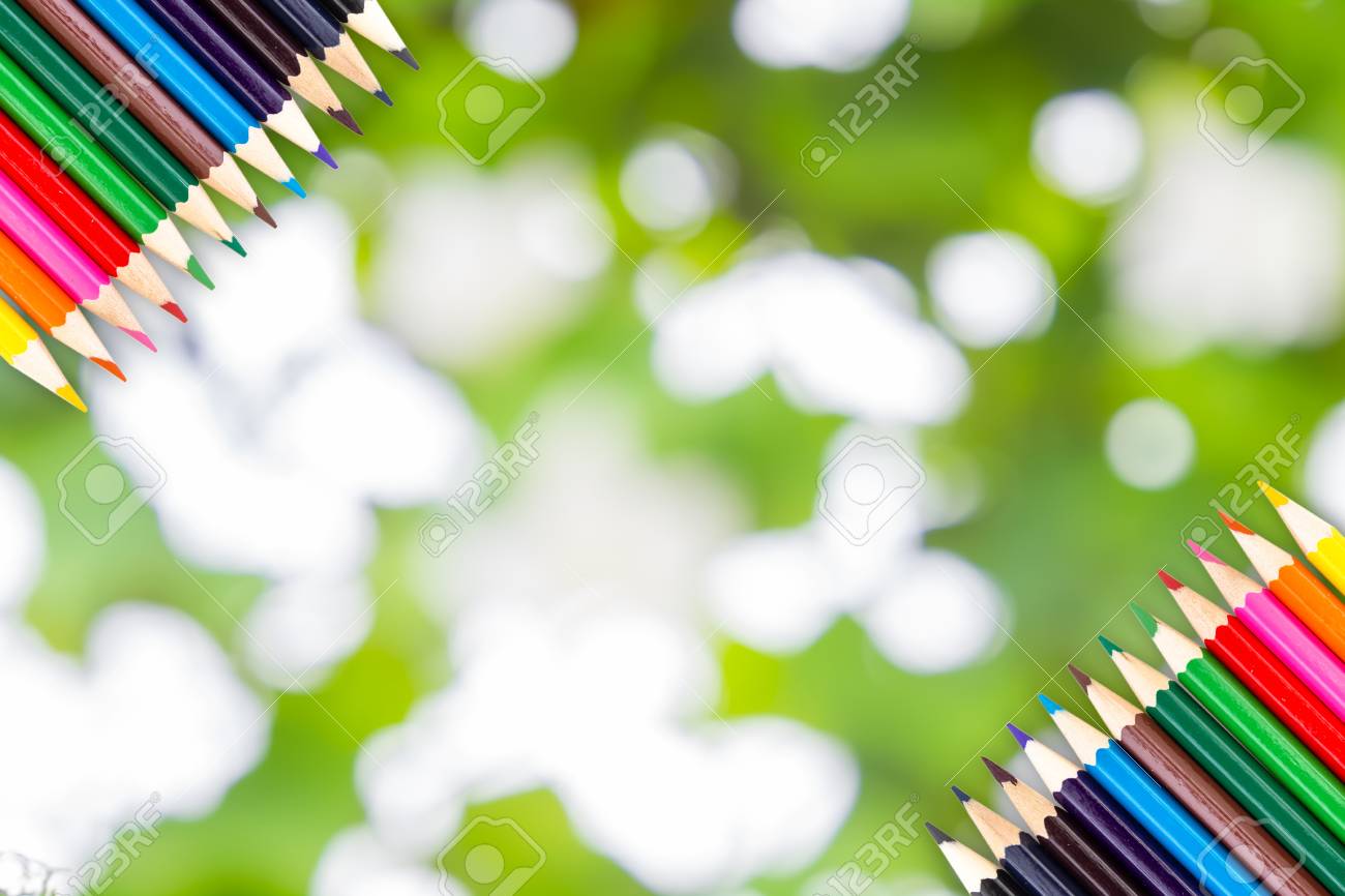 柔らかい緑の天然ボケ背景に色鉛筆のフレーム の写真素材 画像素材 Image