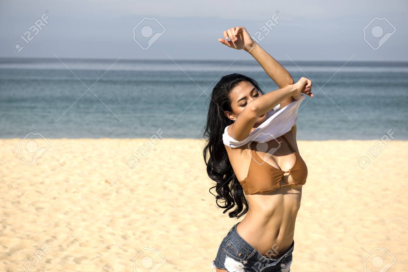 Mujeres en bikini en la playa de noche Clearance