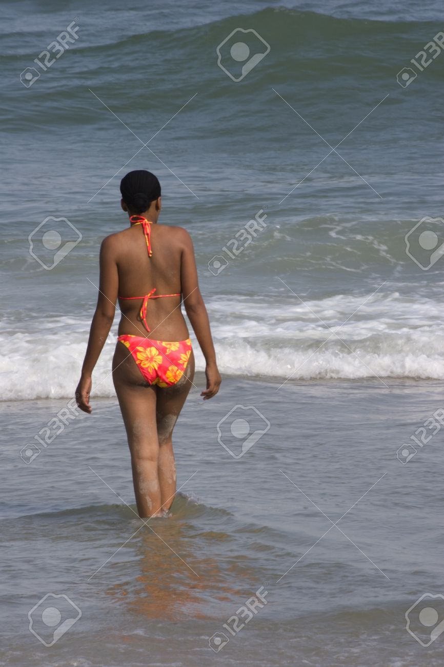 Jolie Femme Noire Pensé Daller Se Baigner à La Plage