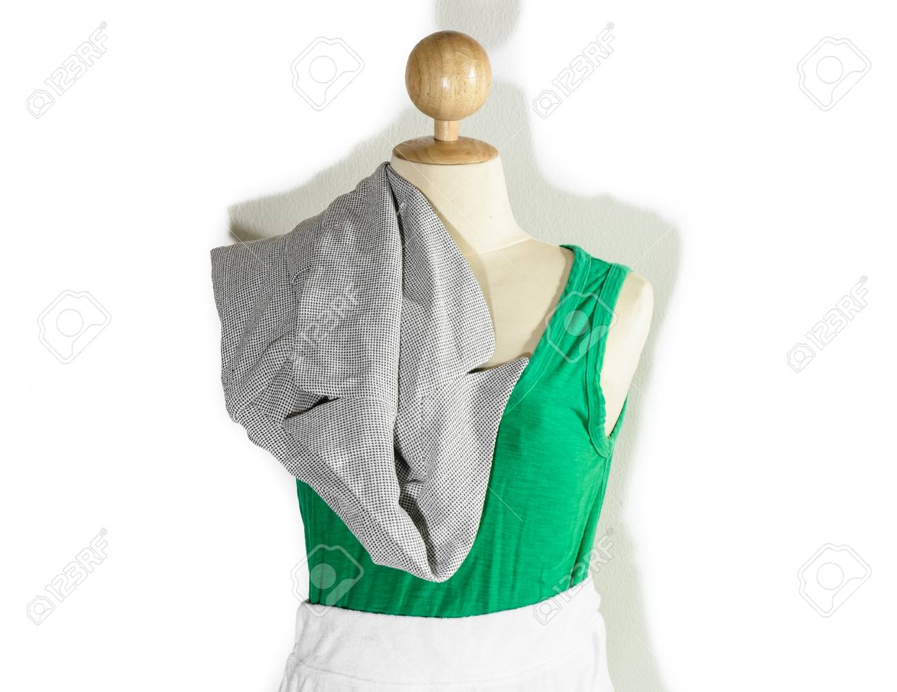 Close up normale oude dame groen vest en witte korte jurk met shirt geïsoleerd op een witte achtergrond Close up normale oude dame groen vest en witte korte jurk met shirt geïsoleerd op een witte achtergrond