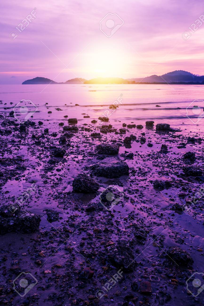 Mar Por Do Sol Ou Amanhecer Seascape Paisagem Natureza Em Crepusculo Com Coloridos De Ceu E Nuvem Com Raio Sol Fotos Retratos Imagenes Y Fotografia De Archivo Libres De Derecho Image 80479048