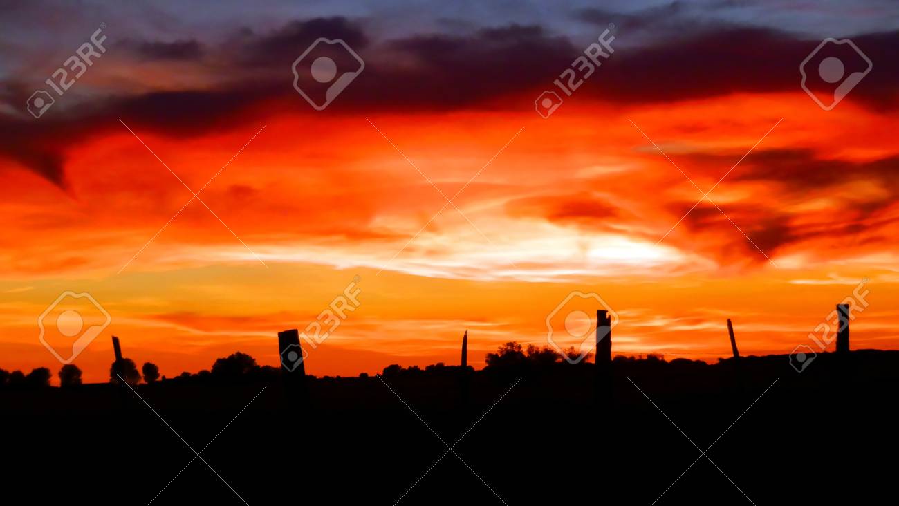 Coucher De Soleil Rouge Feu Dans Le Champ Avec La Tempete Banque D Images Et Photos Libres De Droits Image 39783083