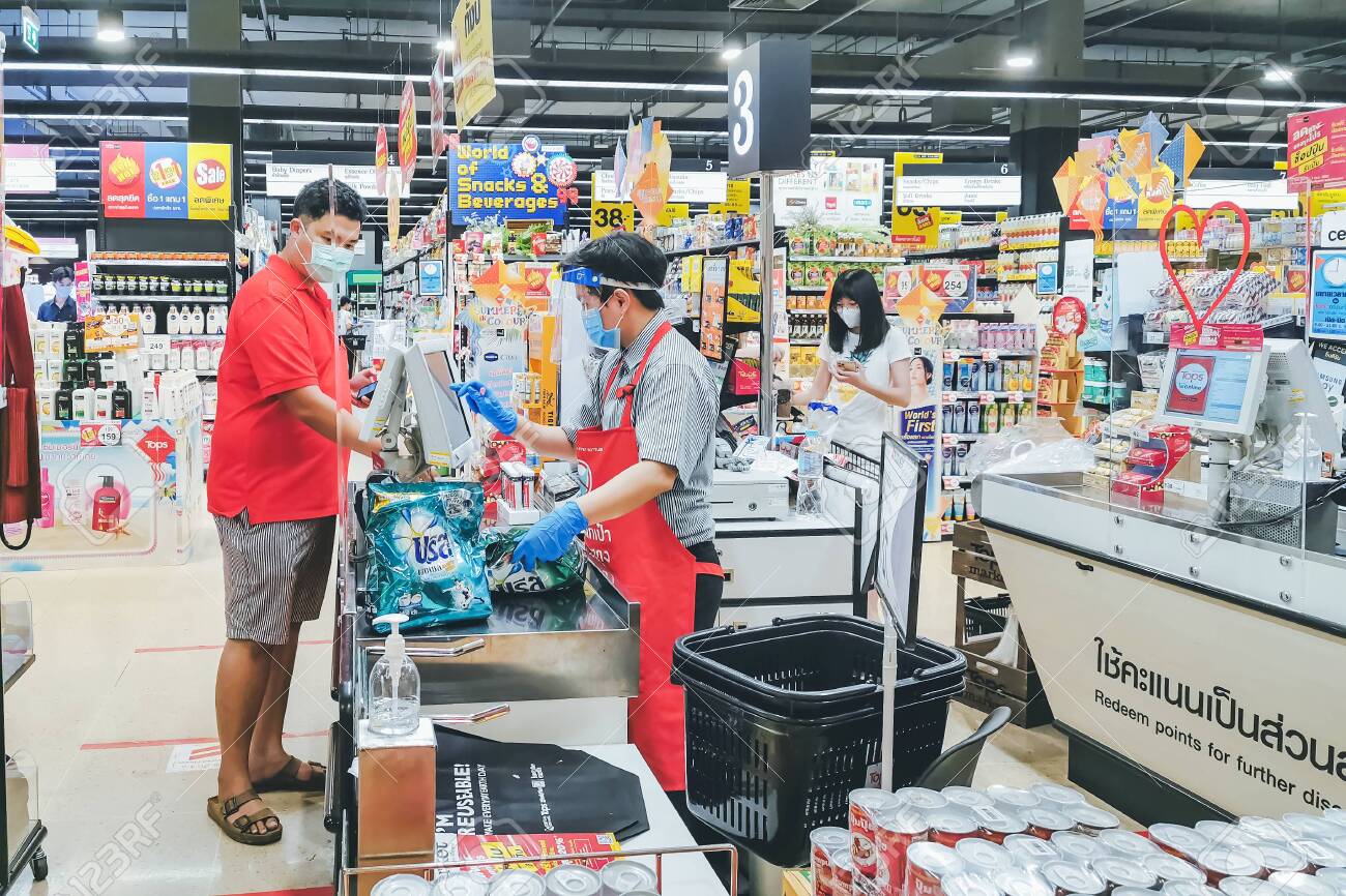Kanchanaburi, thalande - 6 avril 2020 : caissier ou personnel de supermarché non identifié et clients dans un masque de protection médical pour empêcher la propagation des germes (covid-19) au top supermarket le 6 avril 2020 à kanchanaburi, thaïlande. - 144453173 Kanchanaburi, thalande - 6 avril 2020 : caissier ou personnel de supermarché non identifié et clients dans un masque de protection médical pour empêcher la propagation des germes (covid-19) au top supermarket le 6 avril 2020 à kanchanaburi, thaïlande. - 144453173