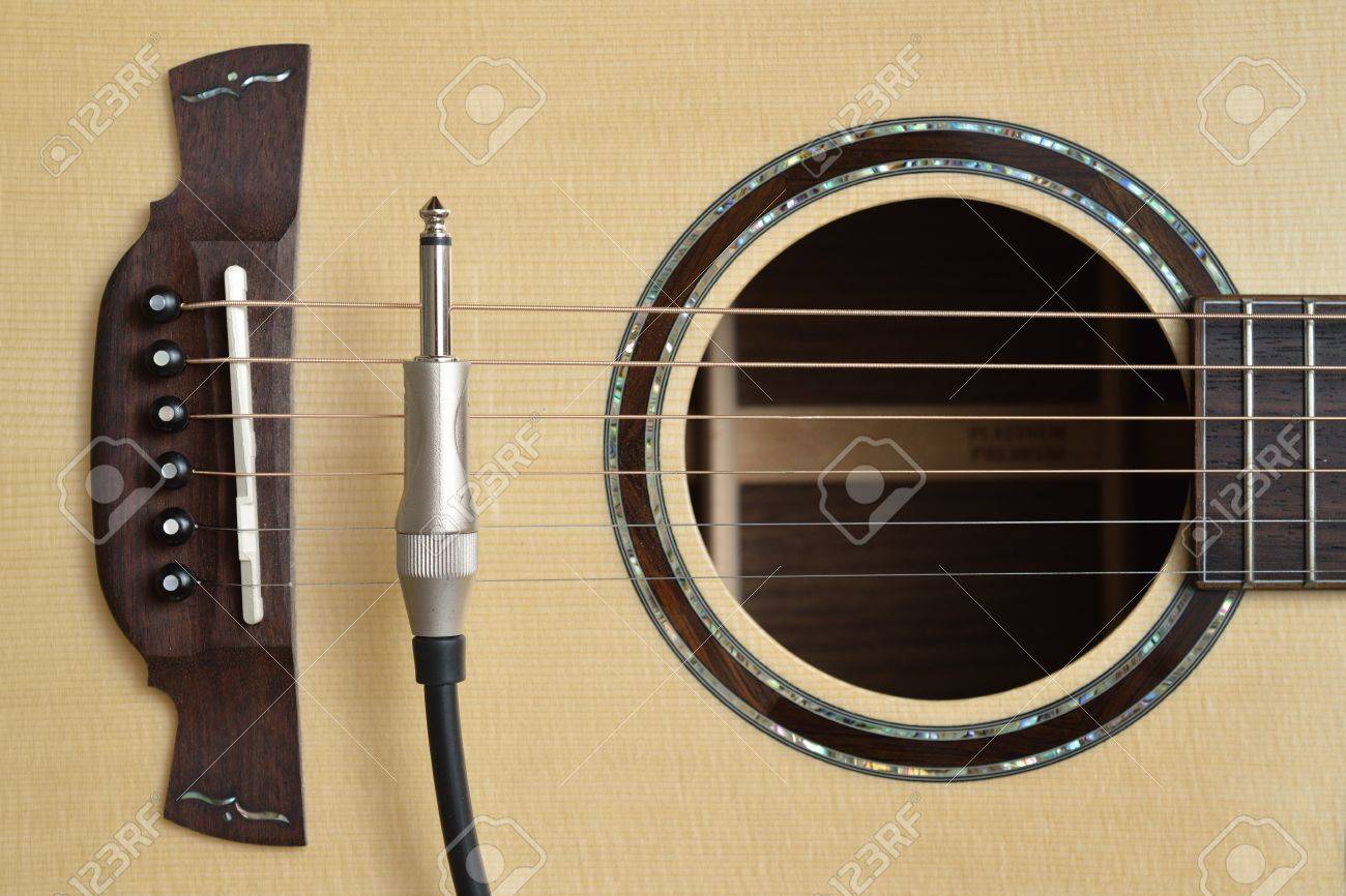 Guitarra Acústica Y Mono Cable Cable Para Grabar O Conexión A Fotos, Retratos, Imágenes Y Fotografía De Archivo Libres De Derecho. Image 17472729.