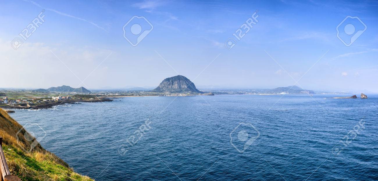 オルレ道 No 10 のチェジュ島 韓国松岳コースからの景観 Sanbangsan は 済州島の西帰浦市で有名な火山の山です の写真素材 画像素材 Image オルレ道 No 10 のチェジュ島 韓国松岳コースからの景観 Sanbangsan は 済州島の西帰浦市で有名な火山の山です の写真素材 画像素材 Image