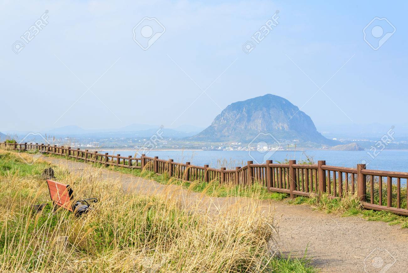 オルレ道 No 10 のチェジュ島 韓国松岳コースからの景観 Sanbangsan は 済州島の西帰浦市で有名な火山の山です の写真素材 画像素材 Image オルレ道 No 10 のチェジュ島 韓国松岳コースからの景観 Sanbangsan は 済州島の西帰浦市で有名な火山の山です の写真素材 画像素材 Image